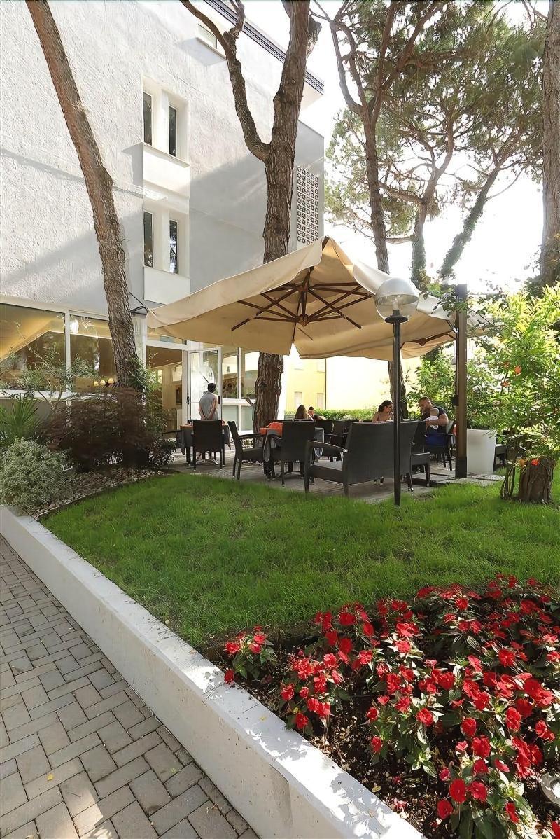 Hotel Meuble Zenith Lignano Sabbiadoro Exteriör bild