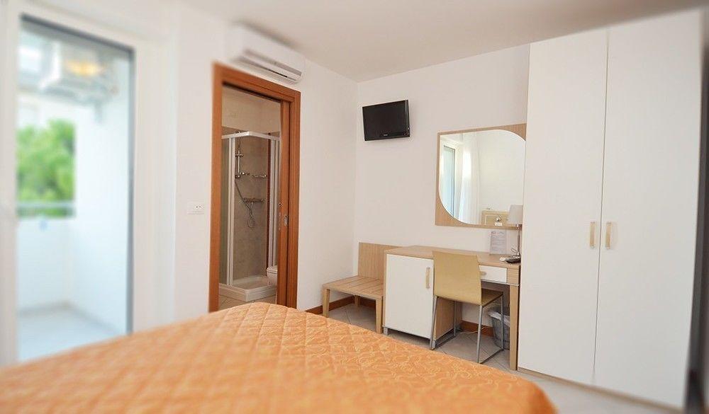 Hotel Meuble Zenith Lignano Sabbiadoro Exteriör bild
