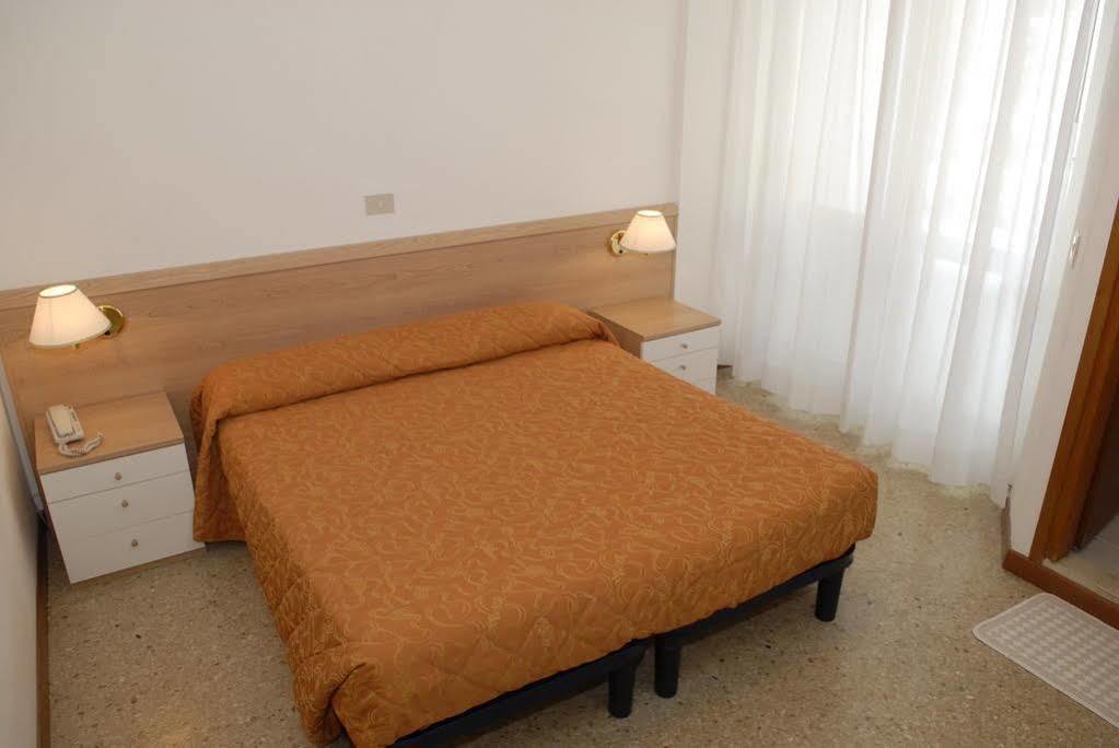 Hotel Meuble Zenith Lignano Sabbiadoro Exteriör bild