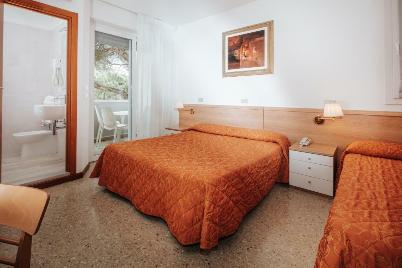 Hotel Meuble Zenith Lignano Sabbiadoro Exteriör bild
