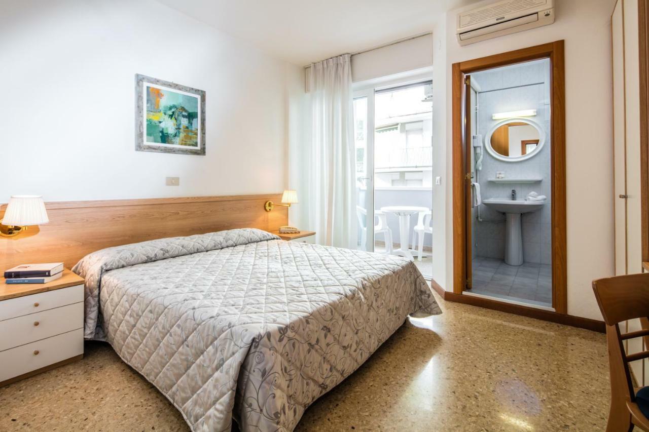 Hotel Meuble Zenith Lignano Sabbiadoro Exteriör bild