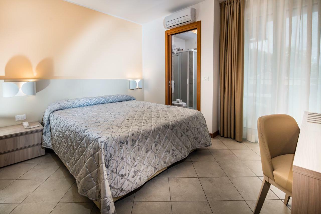 Hotel Meuble Zenith Lignano Sabbiadoro Exteriör bild