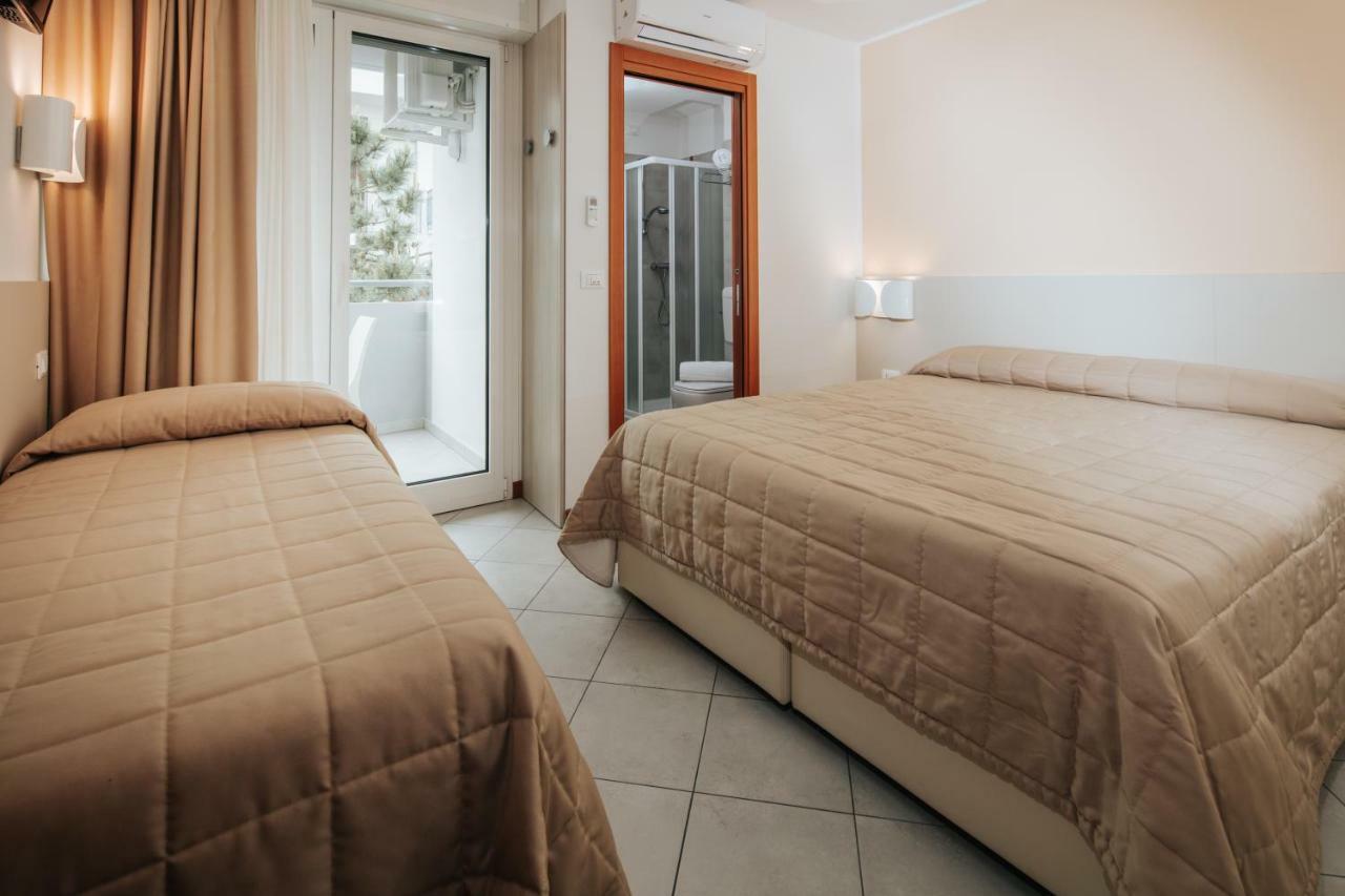 Hotel Meuble Zenith Lignano Sabbiadoro Exteriör bild